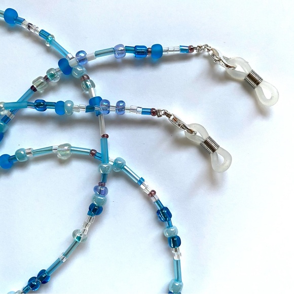 Blue and teal eyeglass chain. Vintage and upcycled beads, 28 inches in length - Picture 4 of 5